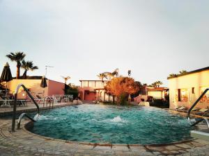 弗卡诺爱神酒店的一个带大型游泳池的庭院,