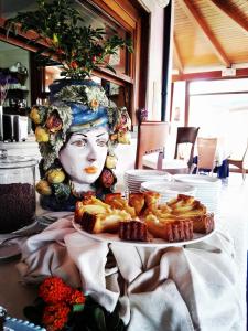 弗卡诺爱神酒店的一张桌子,上面有一盘糕点和雕像