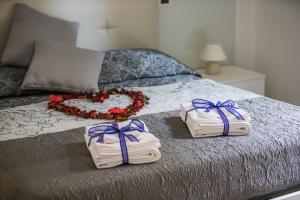 萨莱诺Suite dei Principati的床上有两条包着毛巾的心