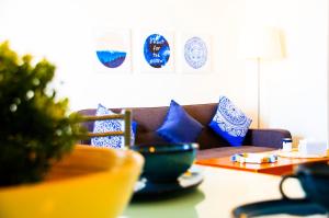 法马拉Seaview Famara 2的客厅配有沙发和蓝色及白色枕头