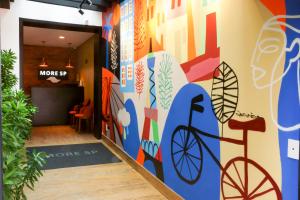 圣保罗Hostel More SP的墙上挂着自行车壁画的走廊