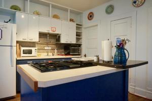 萨利达The Salida Inn and Hostel的厨房配有白色橱柜和炉灶烤箱。