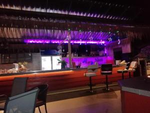 象岛马库拉度假酒店的餐厅内的酒吧拥有紫色的灯光