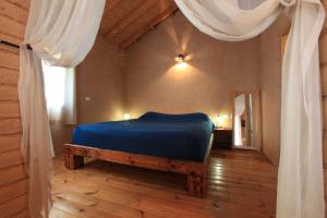 米茨佩·拉蒙天际线酒店的一间卧室配有一张床,铺有木地板