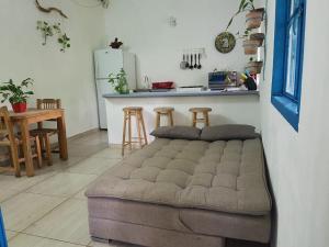 圣法兰西斯克Casa Bamboo San Pancho的厨房前方设有带沙发的客厅