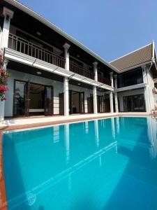 琅勃拉邦Meunna Boutique Hotel的房屋前的游泳池