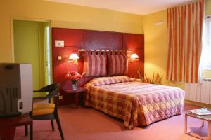 斯特拉斯堡克罗内斯塔伯格泽尼特酒店的酒店客房设有床、桌子和电视。
