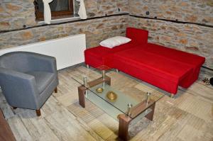 弗洛里纳Traditional Stone Villa "To Petrino"的客厅配有红色的沙发和椅子