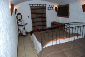 巴萨Cueva El Haro的一间卧室配有一张床,房间设有窗户