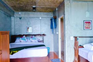 塔可克海滩Baan Tubkaek Hotel的一间卧室,配有两张床