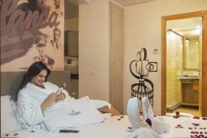 卡萨布兰卡美利博尔公寓式酒店的躺在医院床上的带勺子的女人