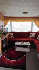 英戈尔德梅尔斯8 Berth on The Chase (Dakota)的客厅配有红色的沙发和桌子