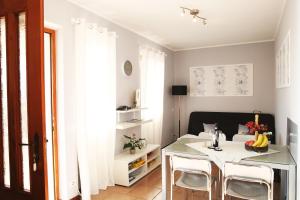 卡尼洛瑞维拉Appartamento Magdalena的一间配备有白色桌椅的用餐室
