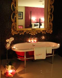 贝尔马利特塔尔波特酒店的一间带大镜子和浴缸的浴室