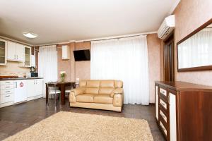 切尔尼戈夫Comfortable apartment in the center的客厅配有椅子和桌子