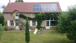 Anzy-le-DucLe Charbonnet的一座带太阳能屋顶的房屋,
