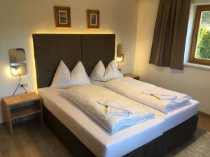 弗拉绍Appartements Oberhof的一间卧室配有一张带两个白色枕头的大床