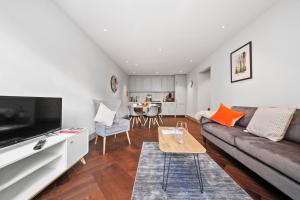 伦敦2 Bed Lux Apartments near Central London FREE WIFI by City Stay Aparts London的客厅配有沙发和桌子