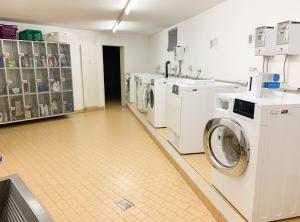 阿罗萨Lorez 5D by Arosa Holiday "neu renoviert"的洗衣房配有洗衣机、洗衣机和烘干机