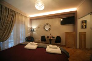 雅典Denise Luxury Apartment-Centre of Athens,Kolonaki的一间卧室配有一张床和一张桌子及椅子