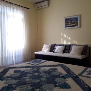 扎达尔Apartment Zora的带沙发和窗户的客厅