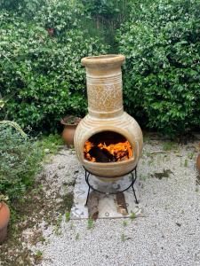 弗雷瑞斯Gîte Aux Amandiers的地面上的小火炉