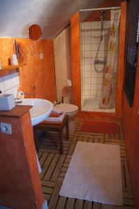 谢尔河畔圣乔治Ô 156的浴室配有盥洗盆、卫生间和浴缸。
