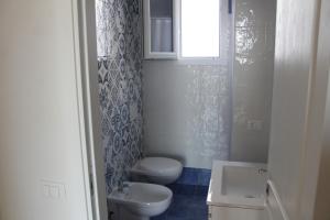 托雷瓦多A casa di Mimì的一间带卫生间和水槽的小浴室