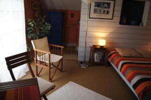 谢尔河畔圣乔治Ô 156的一间卧室配有一张床、一把椅子和一张桌子