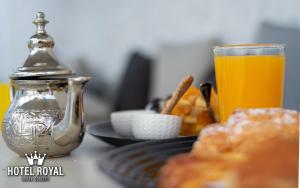 非斯Hôtel Royal Urban Concept的一张桌子,上面放着一盘食物和一杯橙汁