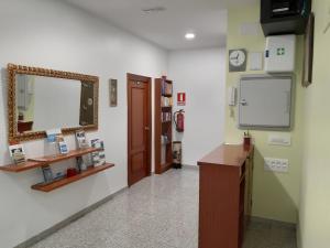 马德里Pensión Corbero的一间医院房间,配有镜子和镜子