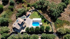苏卡雷斯Stavlos的享有带游泳池的房屋的空中景致