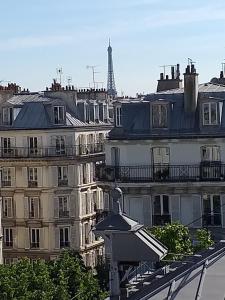 巴黎罗伊雷尼酒店的从建筑屋顶上可欣赏到艾菲尔铁塔的景色