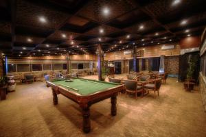 瓦迪穆萨拉麦迅酒店的台球室配有台球桌和椅子