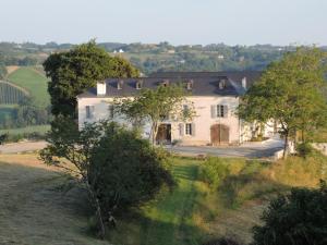 莫南Maison d'hôtes Marimpoey的享有带车道的白色房屋的空中景致