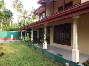 本托塔Ceylon Epic Villa的前面有草坪的房子