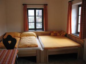 小斯卡拉Apartment Panteon Basecamp的带2扇窗户的客房内的2张床