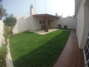 玛利亚镇Casa Esquina - Barrio Palermo - Zona Anfiteatro的后院设有带凉亭的草坪