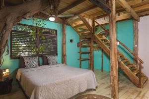 Dorp Sint Michiel蒙迪旅舍的一间带床的卧室,位于带梯子的房间