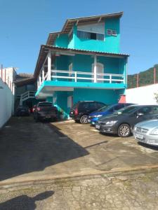 乌巴图巴乌巴图巴多尔斯海洋旅馆的蓝色的建筑,有汽车停在停车场