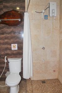 公主港深森花园酒店的一间带卫生间和淋浴的浴室