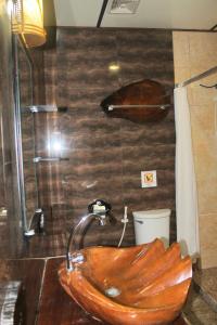 公主港深森花园酒店的带淋浴的浴室,配有木制浴缸