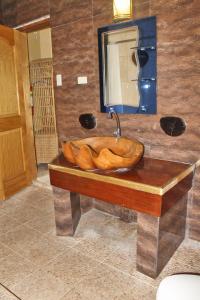 公主港深森花园酒店的浴室设有木制水槽和镜子