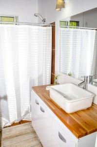 皮里亚波利斯Hostel Mar y Campo的浴室设有白色水槽和镜子