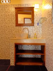 吉利美诺两兄弟旅馆的一间带水槽和镜子的浴室