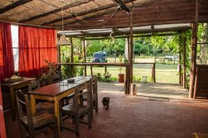 皮里亚波利斯Hostel Mar y Campo的一间设有桌子并享有庭院景色的用餐室