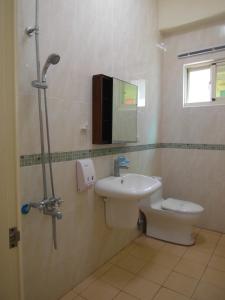 成功镇三仙台海景民宿的浴室配有卫生间、盥洗盆和淋浴。