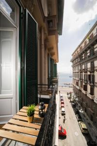 那不勒斯迪帕尔马套房旅馆的海景公寓阳台