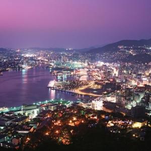 长崎海洋世界酒店的夜晚的城市景观与水景