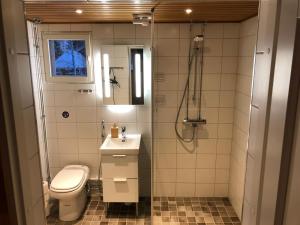 罗瓦涅米Lake Sieri House的浴室配有卫生间、淋浴和盥洗盆。